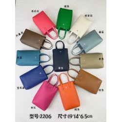 Hermès new full-leather phone case, can be hand-held, single-shoulder, or crossbody, with an adjustable shoulder strap.  2206