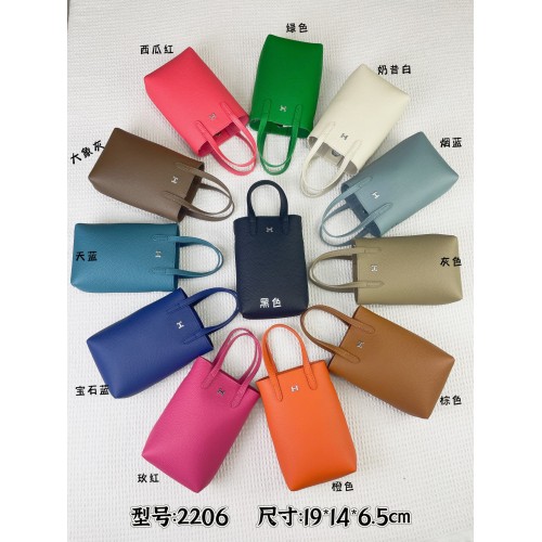 Hermès new full-leather phone case, can be hand-held, single-shoulder, or crossbody, with an adjustable shoulder strap.  2206
