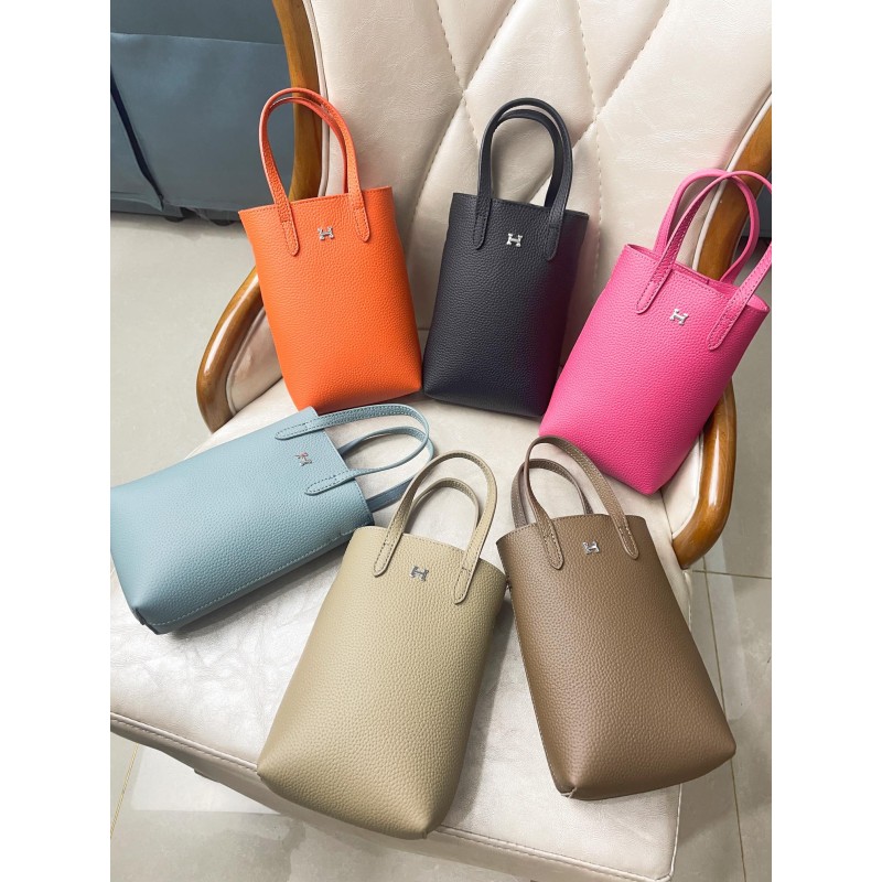 Hermès new full-leather phone case, can be hand-held, single-shoulder, or crossbody, with an adjustable shoulder strap.  2206