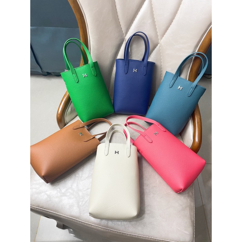 Hermès new full-leather phone case, can be hand-held, single-shoulder, or crossbody, with an adjustable shoulder strap.  2206