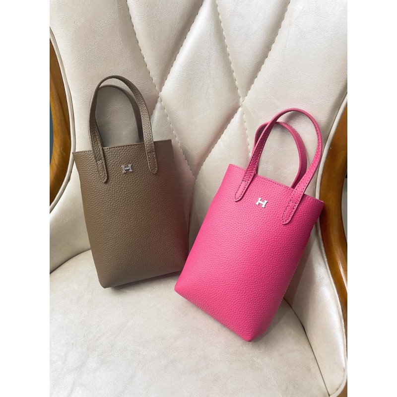 Hermès new full-leather phone case, can be hand-held, single-shoulder, or crossbody, with an adjustable shoulder strap.  2206
