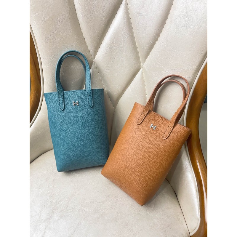 Hermès new full-leather phone case, can be hand-held, single-shoulder, or crossbody, with an adjustable shoulder strap.  2206