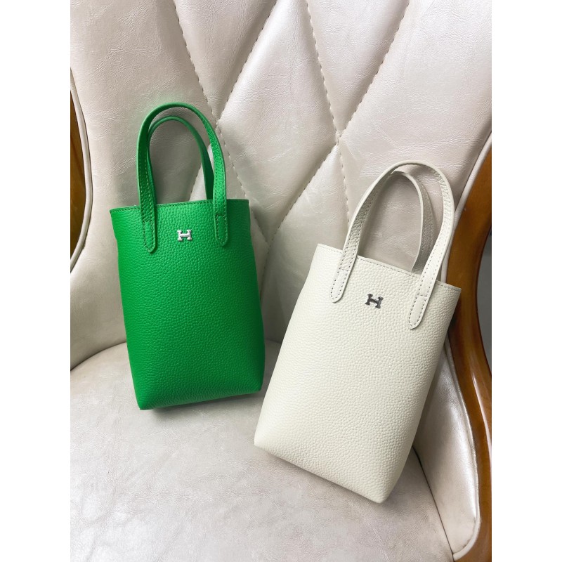 Hermès new full-leather phone case, can be hand-held, single-shoulder, or crossbody, with an adjustable shoulder strap.  2206