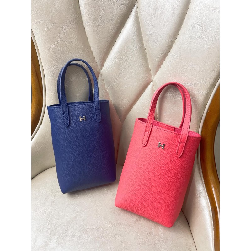 Hermès new full-leather phone case, can be hand-held, single-shoulder, or crossbody, with an adjustable shoulder strap.  2206