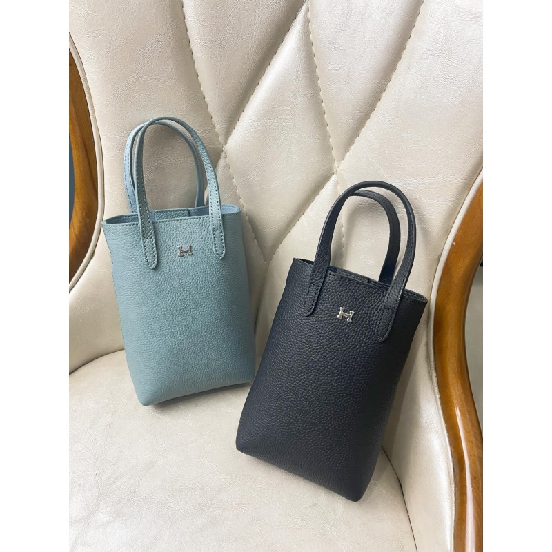 Hermès new full-leather phone case, can be hand-held, single-shoulder, or crossbody, with an adjustable shoulder strap.  2206