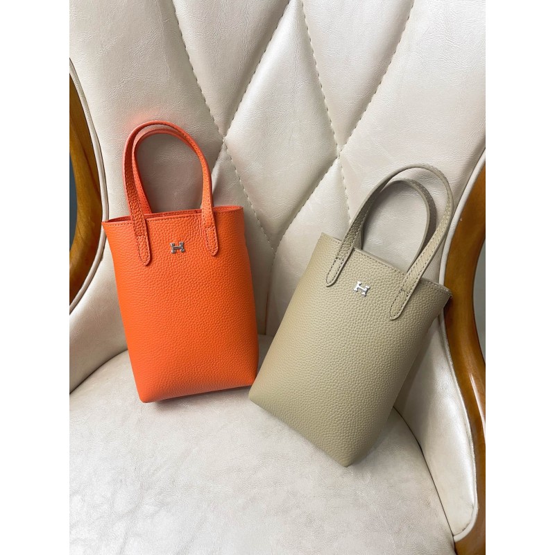 Hermès new full-leather phone case, can be hand-held, single-shoulder, or crossbody, with an adjustable shoulder strap.  2206