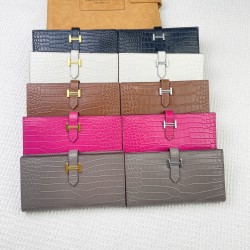 Hermès crocodile pattern vertical wallet. Size: 9 x 17.5 cm, model number: 5123