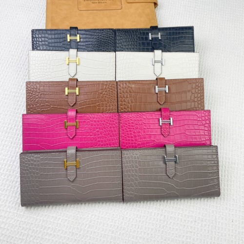 Hermès crocodile pattern vertical wallet. Size: 9 x 17.5 cm, model number: 5123