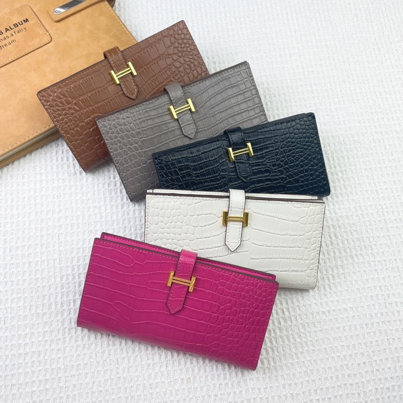 Hermès crocodile pattern vertical wallet. Size: 9 x 17.5 cm, model number: 5123