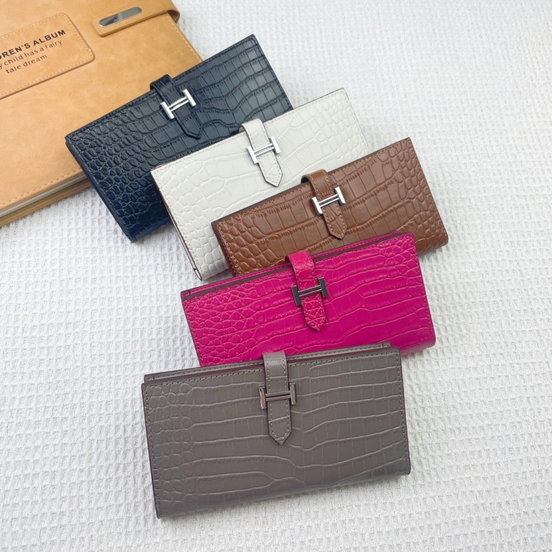 Hermès crocodile pattern vertical wallet. Size: 9 x 17.5 cm, model number: 5123