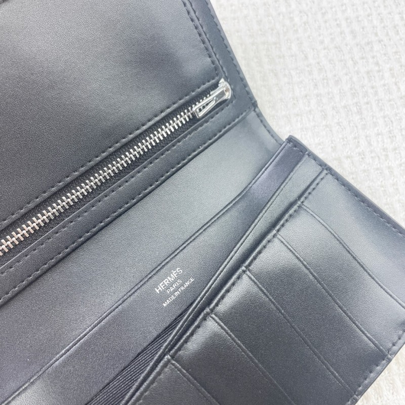 Hermès crocodile pattern vertical wallet. Size: 9 x 17.5 cm, model number: 5123
